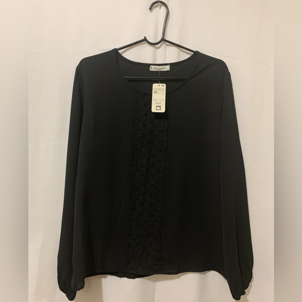3/$28❤️black long sleeve top with lace front size XL